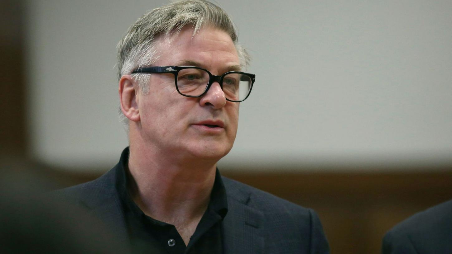 Bei einem Dreh mit Alec Baldwin kam eine Kamerafrau durch einen Schuss ums Leben. Bei einem Dreh mit Alec Baldwin kam eine Kamerafrau durch einen Schuss ums Leben.