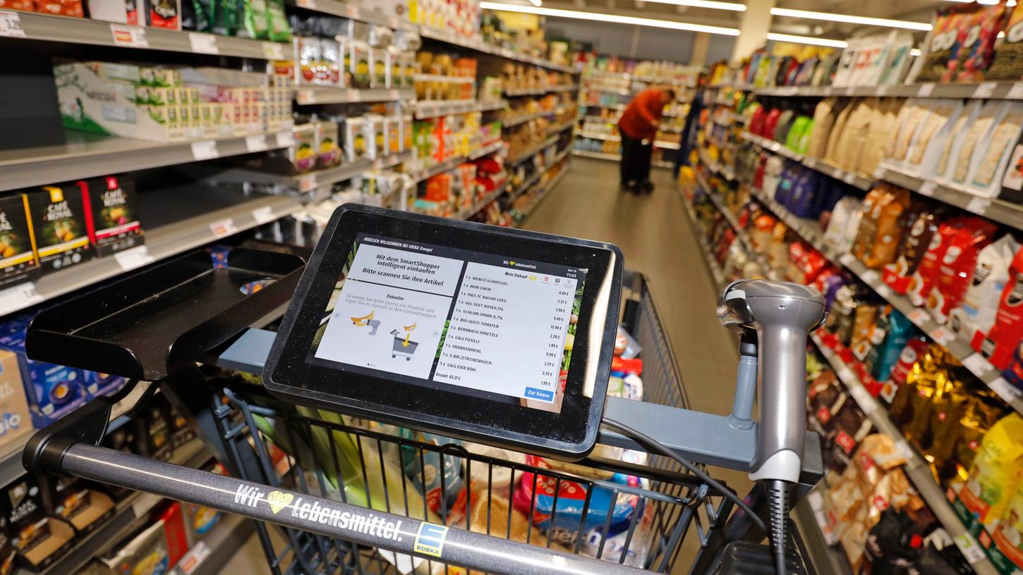 In der Edeka-Filiale im Fürther Phönix-Center gibt es die neuen "Smart Shopper", die den Kundinnen und Kunden das Einkaufen erleichtern sollen.