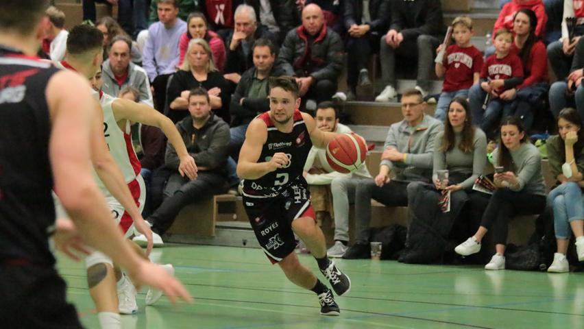 „Zu einem Führungsspieler gereift“: Bei den Baskets Vilsbiburg ist man mit den Leistungen von Arne Stecher (am Ball) als Jugendtrainer und Herrenspieler sehr zufrieden.  