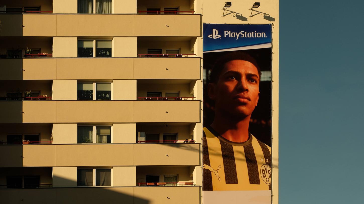 Ein "Fifa"-Werbebanner an einem Berliner Neubaublock zeigt Dortmunds Offensivass Jude Bellingham. Der Videospielreihe wird vorgeworfen, rassistische Klischees zu fördern. 