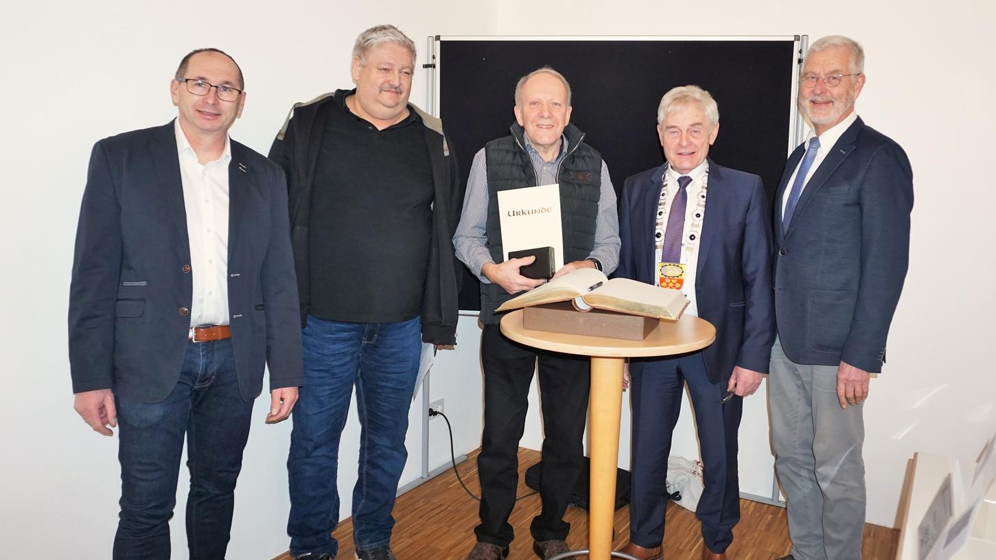 Josef Weismann (Mitte) wurde die Bürgermedaille in Silber verliehen. Es gratulierten Vize-Bürgermeister Thomas Meier, Gemeinderat Alfred Eichenseer, Bürgermeister Eduard Meier und Dritter Bürgermeister Karl Solfrank (v.l.).
