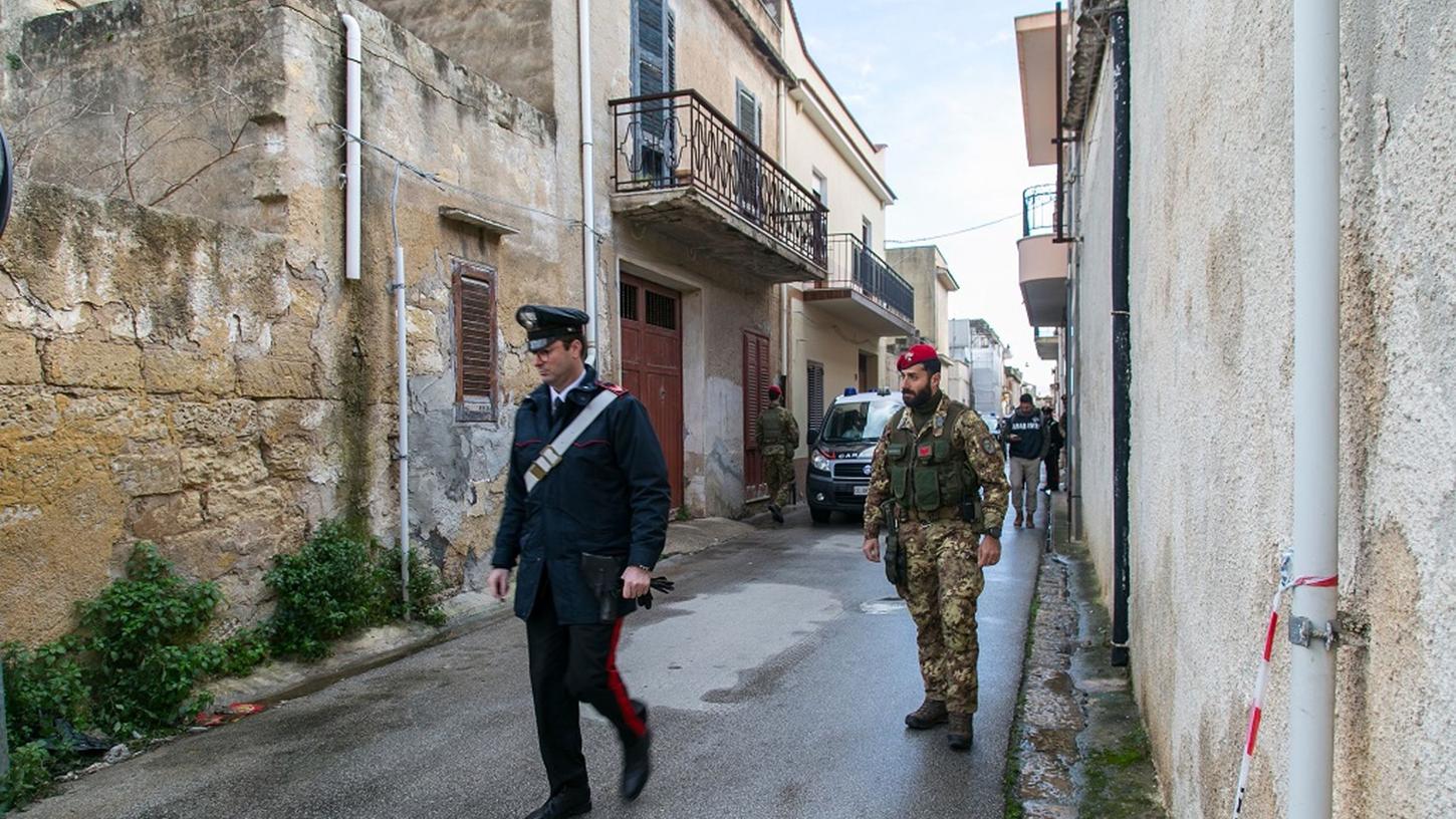 Die italienische Polizei und die Staatsanwaltschaft von Palermo haben weitere Verstecke des Cosa-Nostra-Kriminellen gefunden, in denen sich Wertgegenstände wie Schmuck und teure Klamotten befanden. Die italienische Polizei und die Staatsanwaltschaft von Palermo haben weitere Verstecke des Cosa-Nostra-Kriminellen gefunden, in denen sich Wertgegenstände wie Schmuck und teure Klamotten befanden.