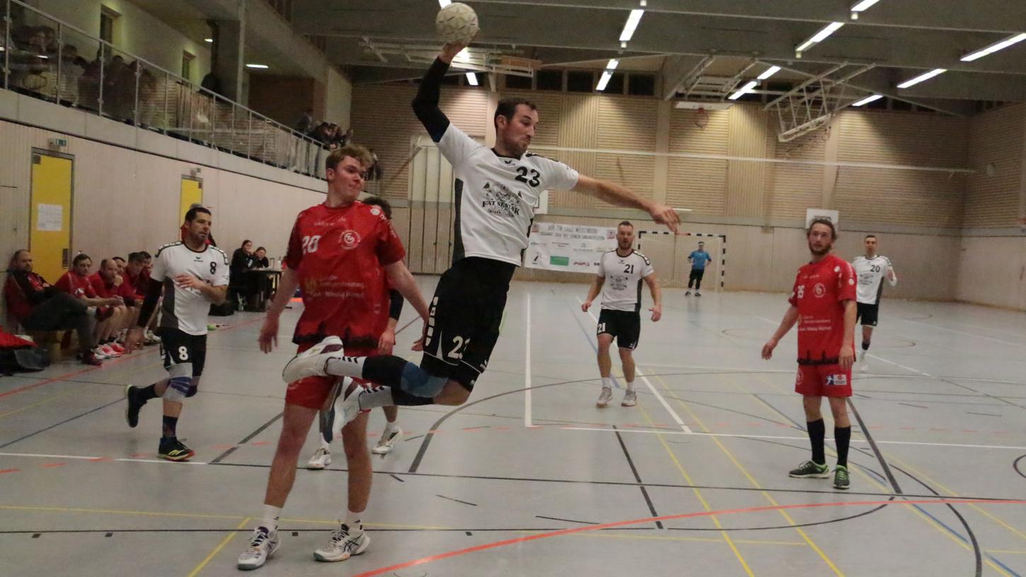 Die Weißenburger Handballer um Johannes Brechtelsbauer (am Ball) wollen sich im Heimspiel gegen TuSpo Nürnberg voll ins Zeug legen.
