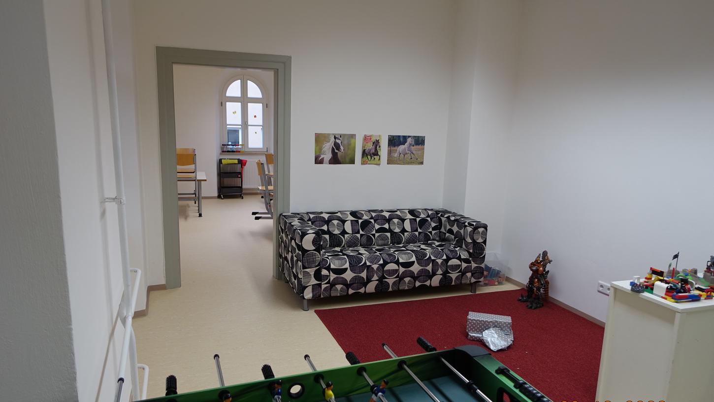 Mittelfristig ist vorgesehen, den Kindergarten mit Nachmittagsbetreuung baulich zu erweitern, um auch in dem Weißenburger Ortsteil Oberhochstatt eine zeitgemäße Betreuung zu ermöglichen.
