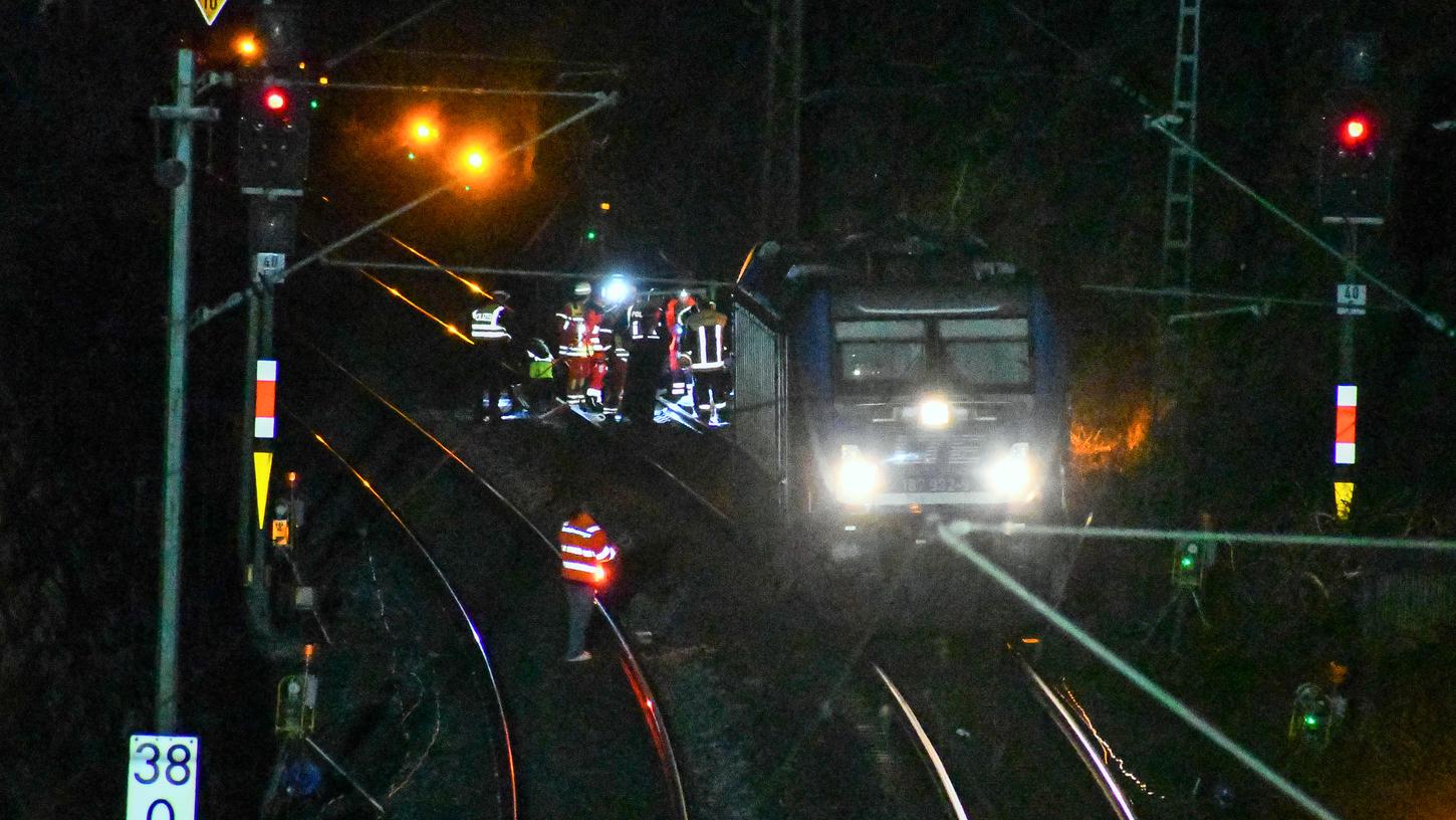 Das Foto von der Unglückstelle zeigt die Lok, die in Fahrtrichtung auf dem linken Gleis steht.
