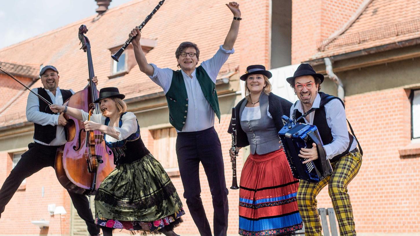 Wild, frech und ungestüm - so klingt die "junge fränkische Volxmusik", der sich die Mitglieder von Boxgalopp verschrieben haben. Die Formation des musikalischen Tausendsassas David Saam (rechts) ist eine der Bands, die beim diesjährigen Tag der Franken aufspielen. Wild, frech und ungestüm - so klingt die "junge fränkische Volxmusik", der sich die Mitglieder von Boxgalopp verschrieben haben. Die Formation des musikalischen Tausendsassas David Saam (rechts) ist eine der Bands, die beim diesjährigen Tag der Franken aufspielen.