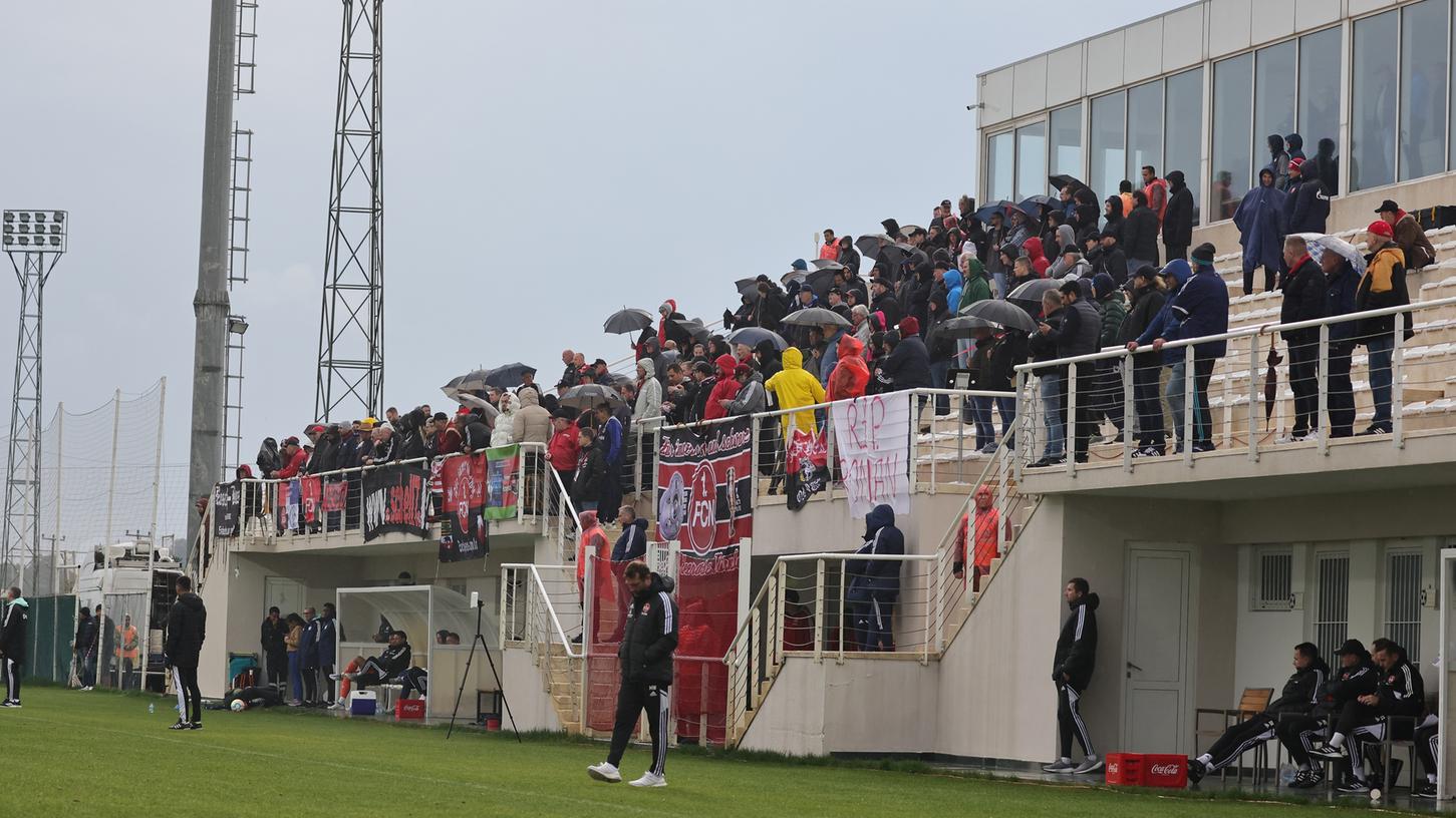 Auch beim Testspielsieg gegen Schalke 04 (1:0) im Trainingslager im türkischen Belek konnte sich der 1. FC Nürnberg auf die Unterstützung seiner Fans verlassen. 