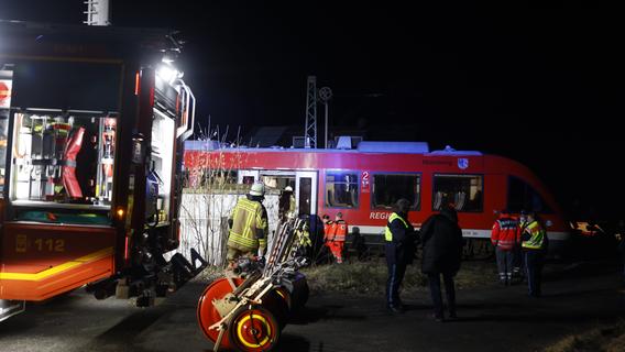 Unfall an Bahnübergang im Kreis Fürth: Zug erfasst Auto und wird evakuiert