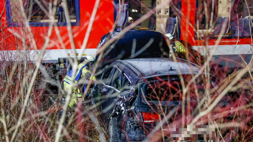 An einem unbeschrankten Bahnübergang in Veitsbronn im Landkreis Fürth wurde ein Auto aus noch ungeklärter Ursache von einer Regionalbahn erfasst.