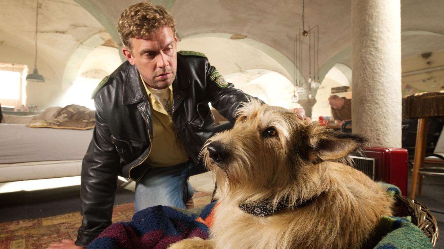 Eberhofer (Sebastian Bezzel) macht sich Sorgen um Hund Ludwig . Eberhofer (Sebastian Bezzel) macht sich Sorgen um Hund Ludwig .