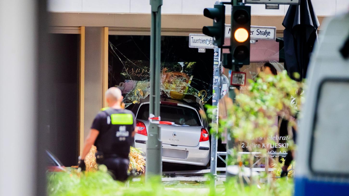Ein Auto steht im Schaufenster eines Geschäfts auf der Tauentzienstraße in Berlin, nachdem es in eine Gruppe von Menschen gefahren war.
