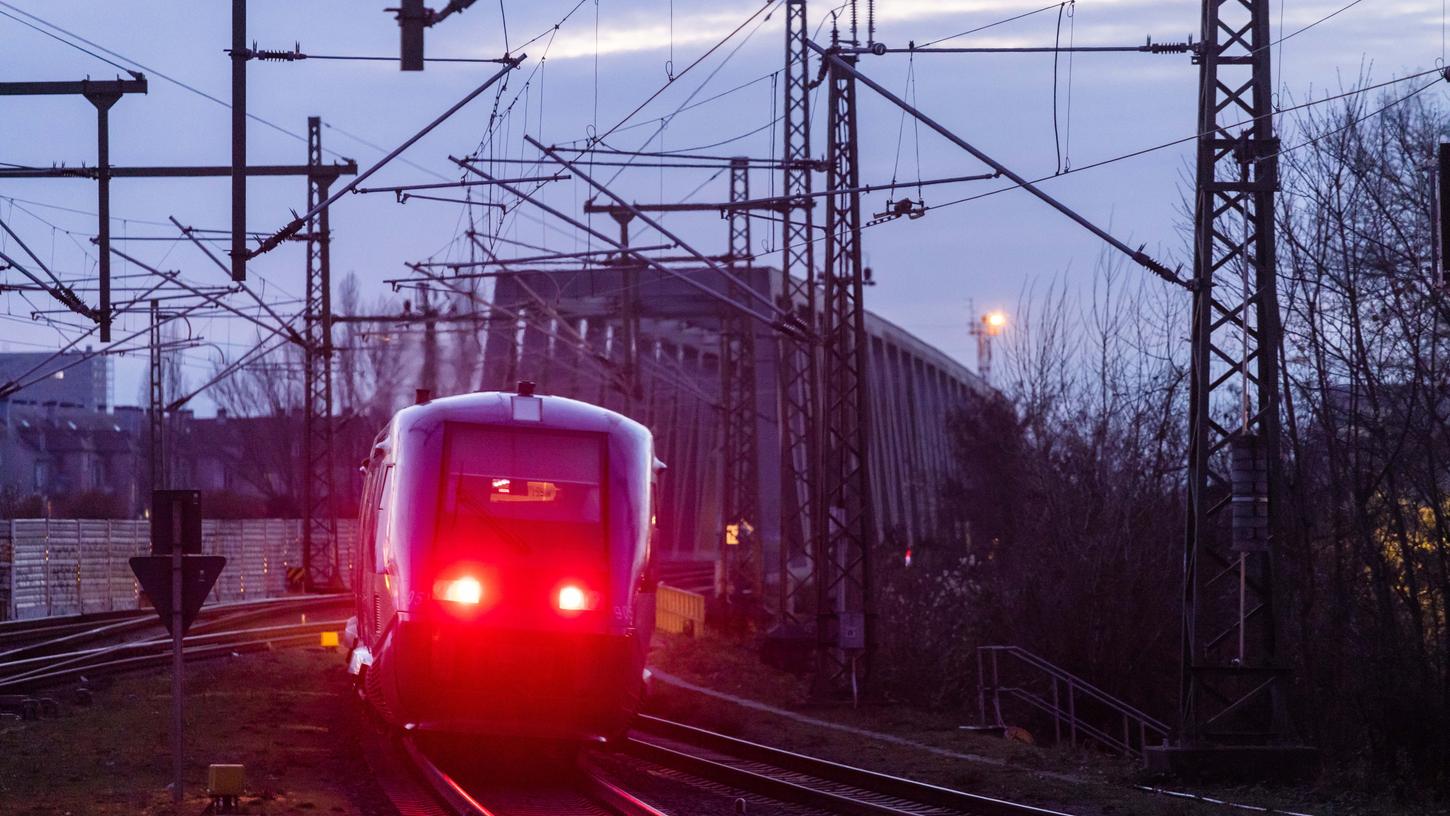 Eine 29-jährige Italienerin pendelt jeden Tag mit dem Zug zu ihrer weit entfernten Arbeit und legt täglich 1600 Kilometer zurück. (Symbolbild)