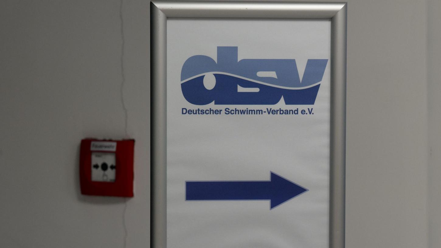 Ein Aufsteller mit dem Logo des Deutschen Schwimm-Verbandes (DSV).