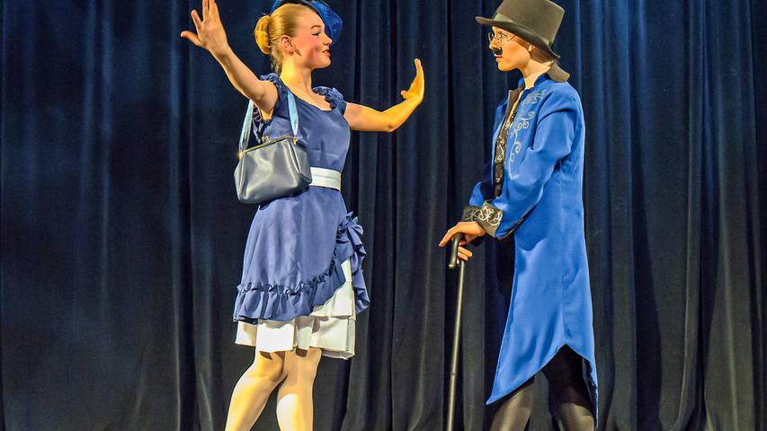 Gutes Ballett erzählt Geschichten - auch die von Claras Onkel (Katja Gerken, rechts) und Tante (Johanna Etzold).
