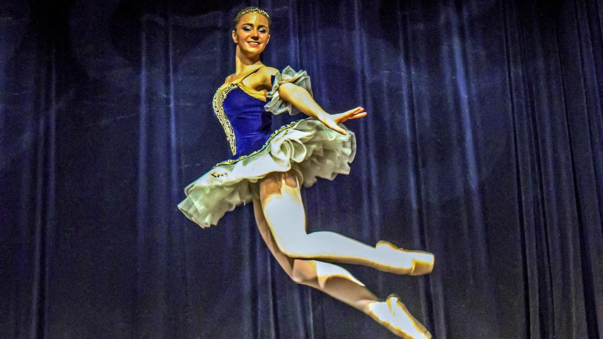 Charlotte Kröner ist mit 17 schon Ballettprofi und scheinbar von den Gesetzen der Schwerkraft befreit.
