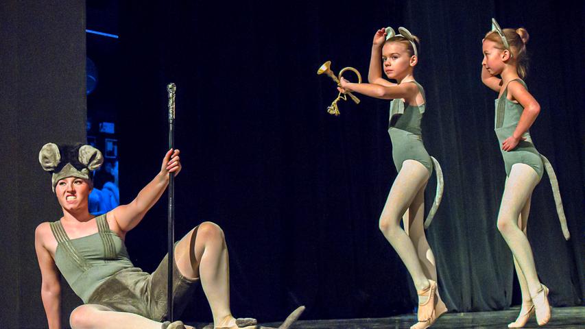 Dem Mäusekönig (Ennie Hausecker) mit seiner Ballettratten-Armee passt das Liebesglück von Clara und ihrem Nussknacker gar nicht.
