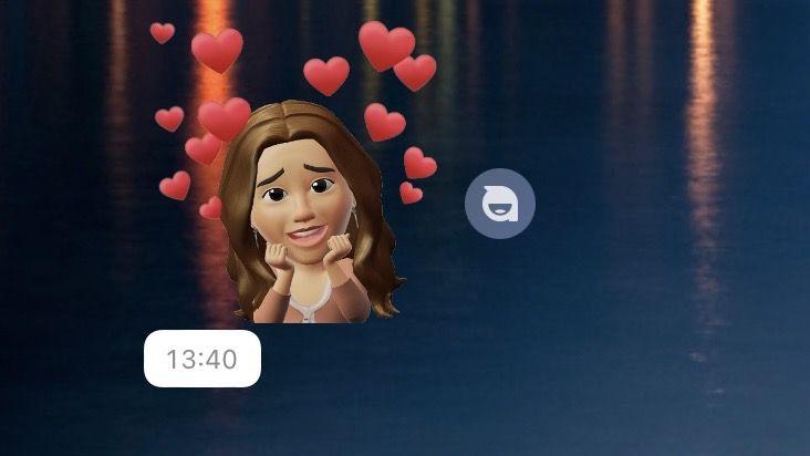 So sieht ein Avatar-Sticker auf WhatsApp aus. Rechts daneben findet sich das einem Gespenst ähnelnde Symbol. So sieht ein Avatar-Sticker auf WhatsApp aus. Rechts daneben findet sich das einem Gespenst ähnelnde Symbol.