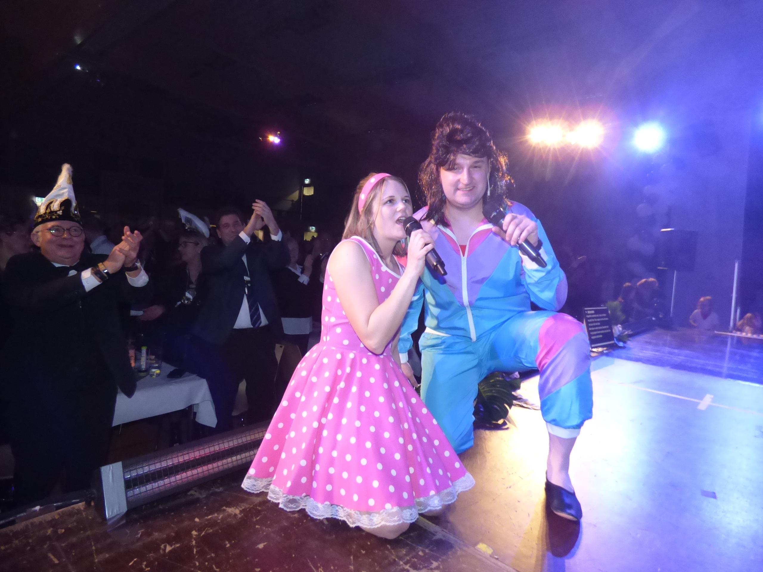 Präsident Stephan Dresel mit seiner Frau Annette bei der Gesangseinlage "Die Praline und ihr Märchenprinz".