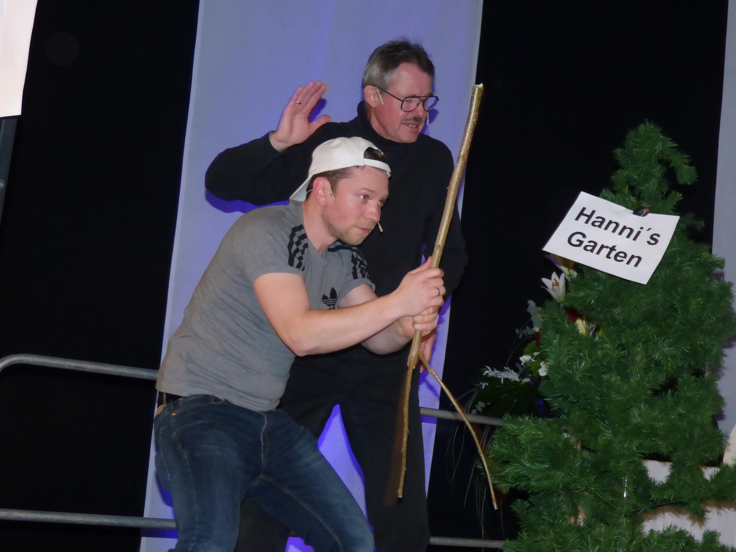 Ferdinand Haselmeier (Marcel Zweck) mit der Haselrute und Ex-Bürgermeister Georg Lang (Franz Macht) auf der Suche nach einem Standort für das neue Rathaus. Fündig wurden sie unter anderem in "Hannis Garten", also dem Garten von Bürgermeister Hanngörg Zimmermann.
