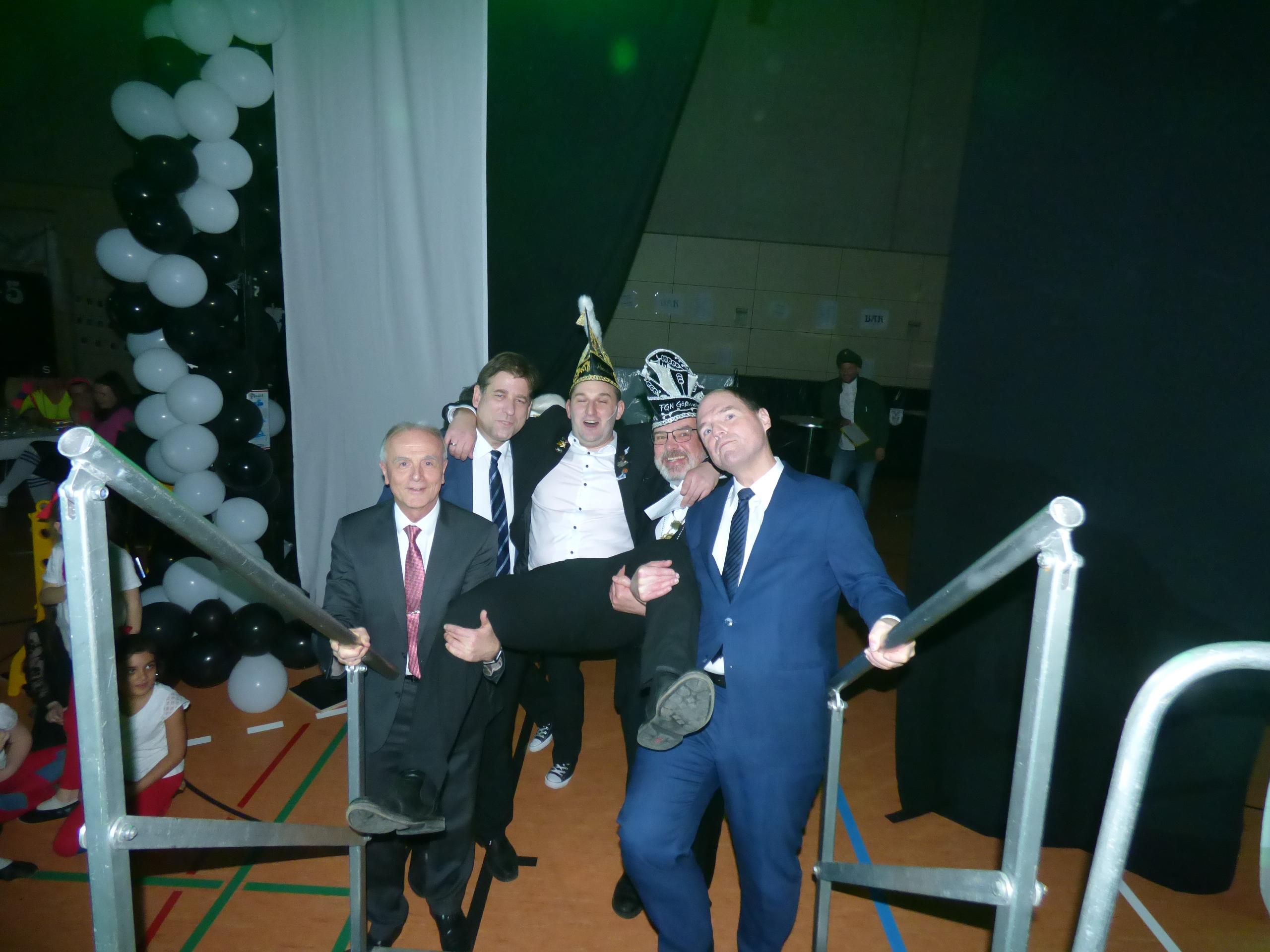 Präsident Stephan Dreßel wird von den Bürgermeistern Makus Grüner und Hangörg Zimmermann sowie Landrat Hermann Ulm und Landtagsabgeordnetem Michael Hofmann auf die Bühne getragen.