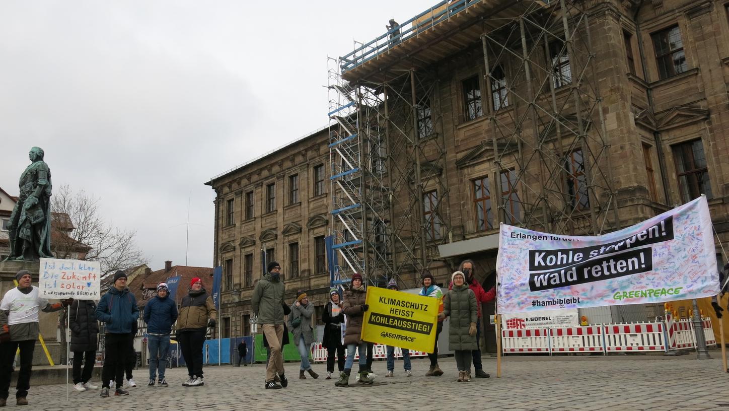 Klimaschützer demonstrierten auf dem Schlossplatz in Erlangen gegen die Räumung von Lützerath. Klimaschützer demonstrierten auf dem Schlossplatz in Erlangen gegen die Räumung von Lützerath.