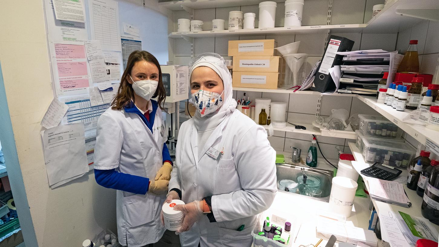 Milena Kirschner (links) und Rawan Aljaber in der Rezeptur der Moritz-Apotheke, in der sie individuelle Medikamente herstellen. Äußerste Sorgfalt ist dabei oberstes Gebot.
 
