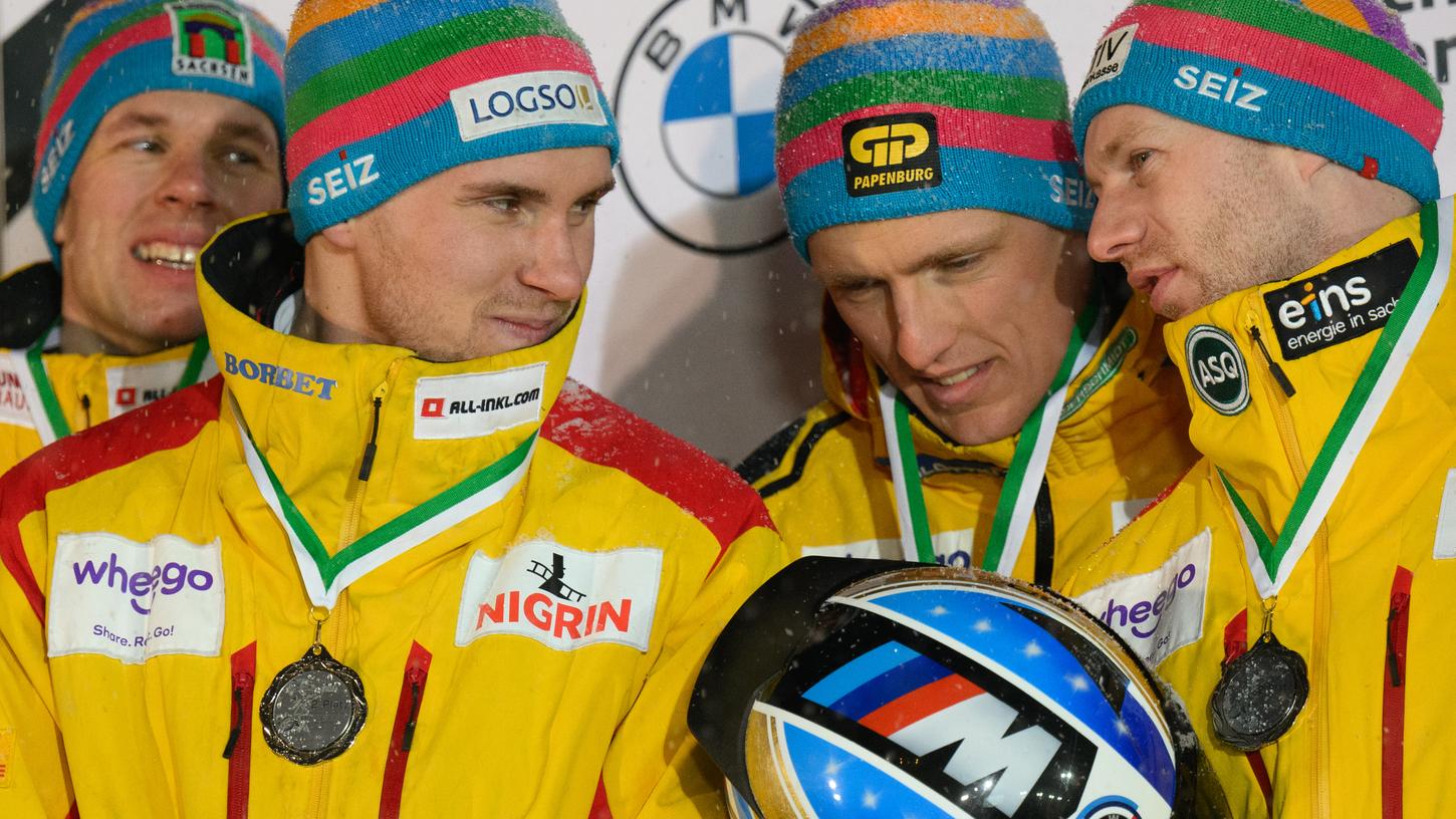 EM-Silber: Felix Straub (Zweiter von links) bei der Siegerehrung in Altenberg.
