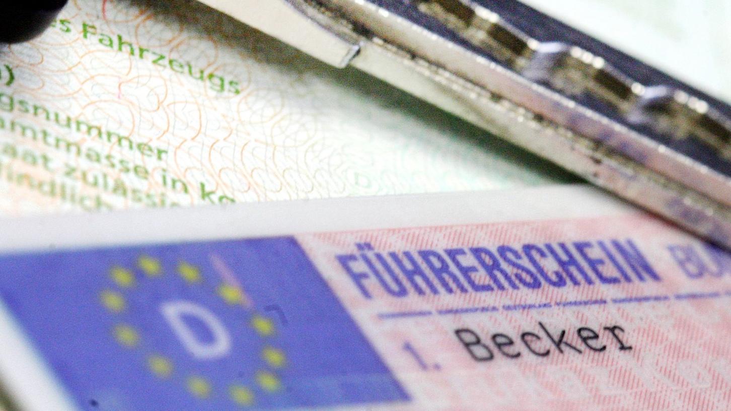 Seinen Führerschein konnte ein Autofahrer auf der A6 nicht vorzeigen - der Grund kam später heraus. Seinen Führerschein konnte ein Autofahrer auf der A6 nicht vorzeigen - der Grund kam später heraus.