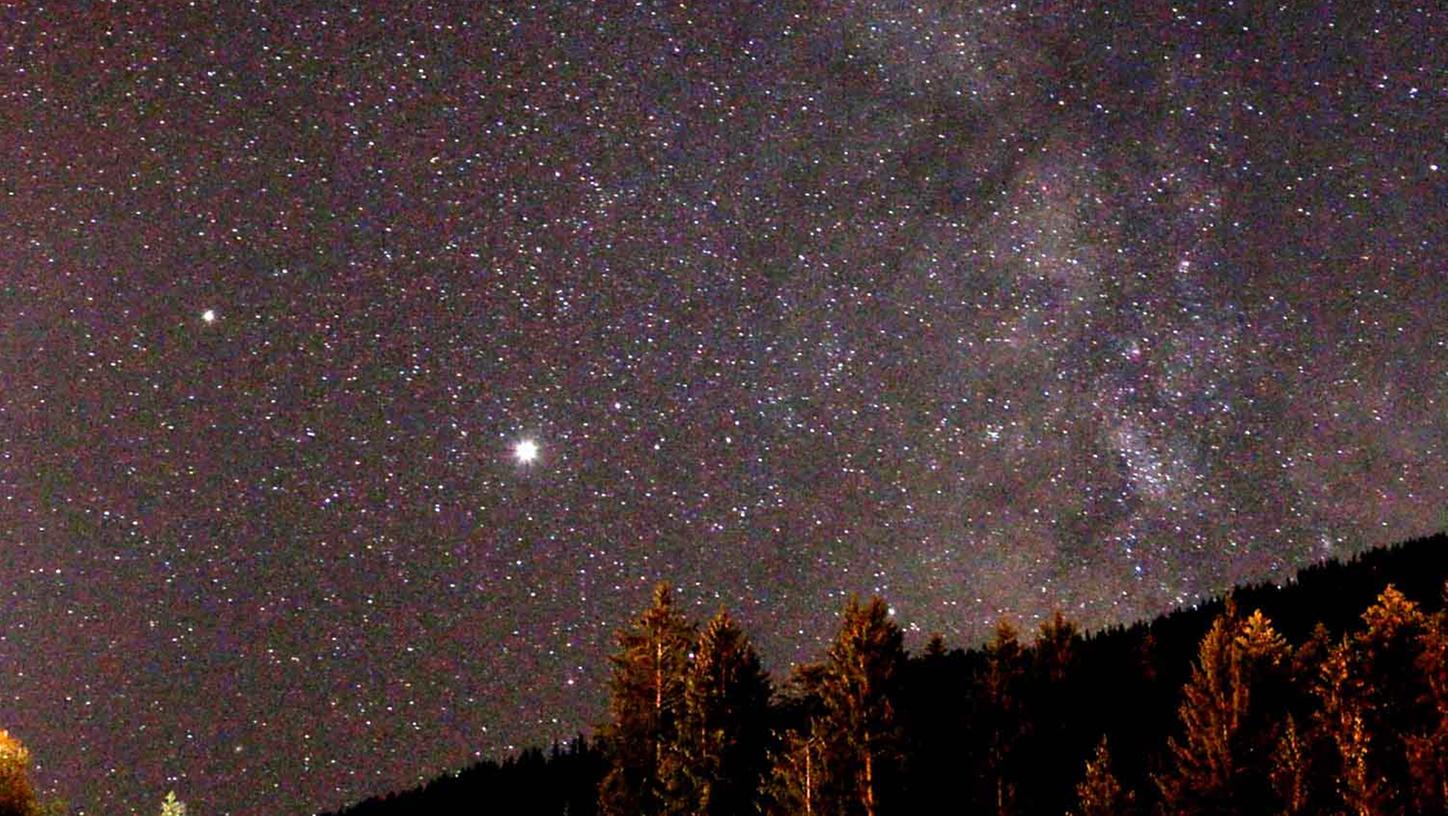 Damit solche beeindruckenden Bilder entstehen können, fordern Wissenschaftlerinnen und Wissenschaftler mehr Nachtschutz im Naturpark. 