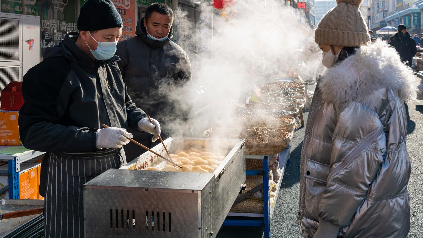 Beim Essen droht mancherorts die größte Gefahr, doch gerade offene Garküchen sind oft hygienischer als eine versteckte Restaurantküche - hier in China. Beim Essen droht mancherorts die größte Gefahr, doch gerade offene Garküchen sind oft hygienischer als eine versteckte Restaurantküche - hier in China.