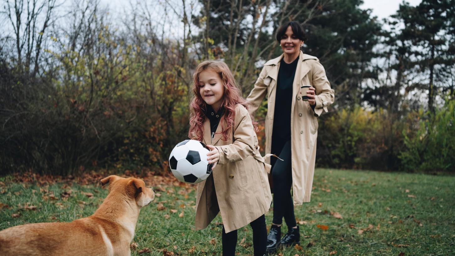 Viele Familien entscheiden sich für beide: Sie adoptieren einen Hund und bekommen aber auch Kinder. Viele Familien entscheiden sich für beide: Sie adoptieren einen Hund und bekommen aber auch Kinder.