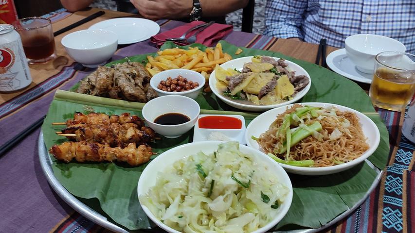 Pommes für die Vegetarier - und allerlei andere Köstlichkeiten für den karnivoren Rest der Truppe. Wer dem asiatischen Essen zugeneigt ist und auch vor Unbekanntem nicht zurückschreckt, darf in Vietnam kulinarische Freunden erleben. 