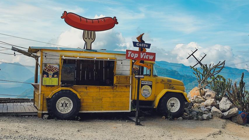 Neben einer Bergstraße nahe Ninh Binh steht dieser schmucke Hotdog-Wagen. Eine Freude für all jene, die den vietnamesichen Genüssen wenig abgewinnen können, vor allem aber ein echter Hingucker. Die spannende Reisereportage zu dieser Bildergalerie lesen Sie auf unserem Premiumportal nn.de .
