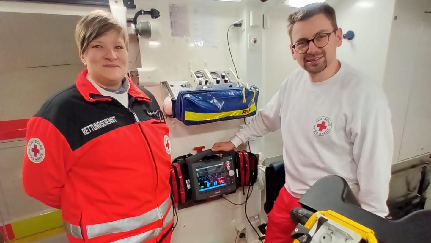 Das BRK Auerbach beschaffte sich einen modernen Patientenmonitor mit Defibrillator für den zweiten Rettungswagen. Im Bild Daniel Sertl und Astrid Brunhuber. 