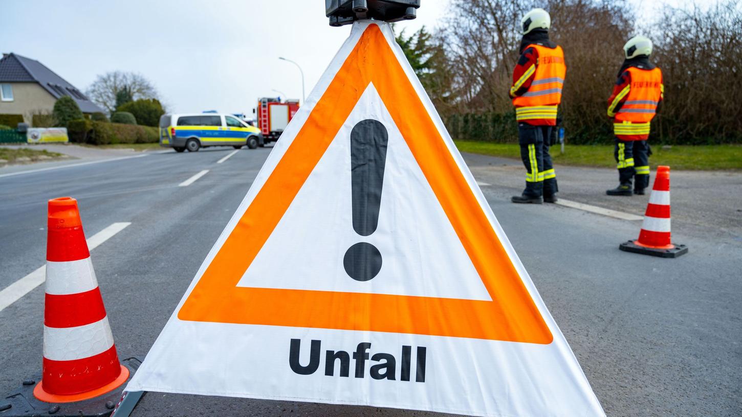 Ein Warndreieck steht in der Nähe einer Unfallstelle.