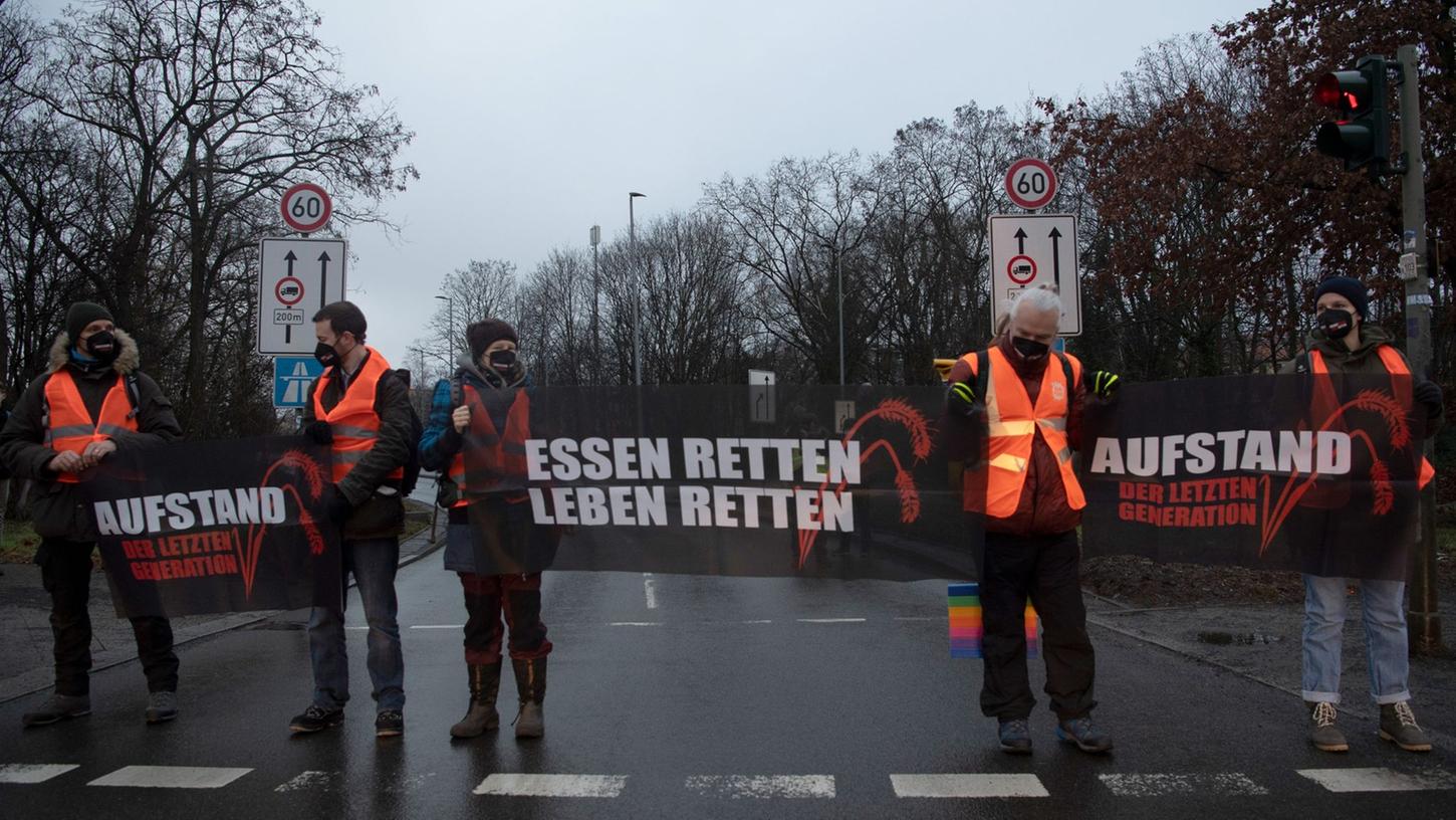 Klimaaktivisten der Gruppe Letzte Generation blockieren in Berlin eine Zufahrt zur Stadtautobahn.