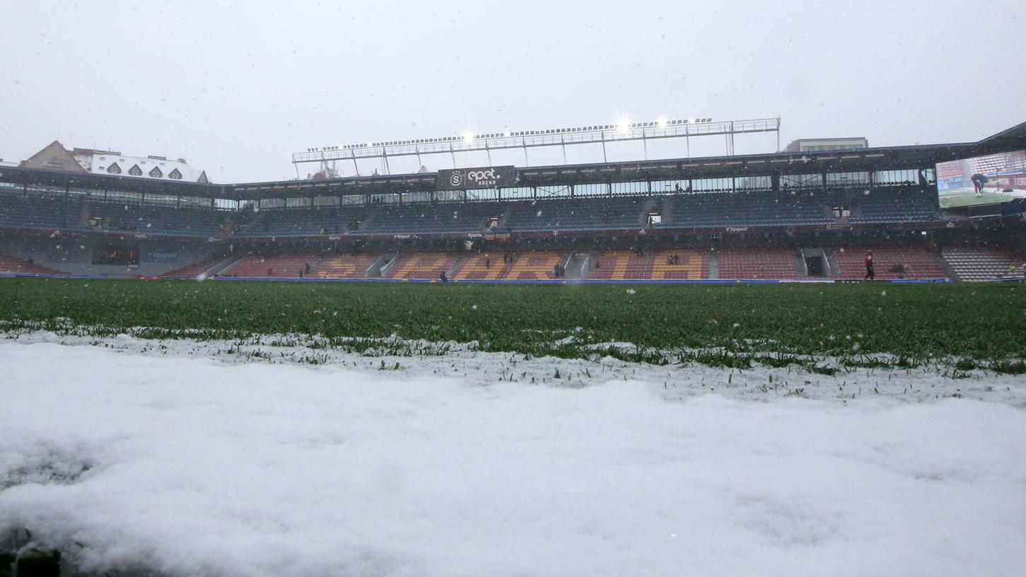 Vor der Partie des 1.FC Nürnberg gegen Sparta Prag sammelte sich eine ordentliche Menge Schnee auf dem Spielfeld der Prager Generali-Arena.