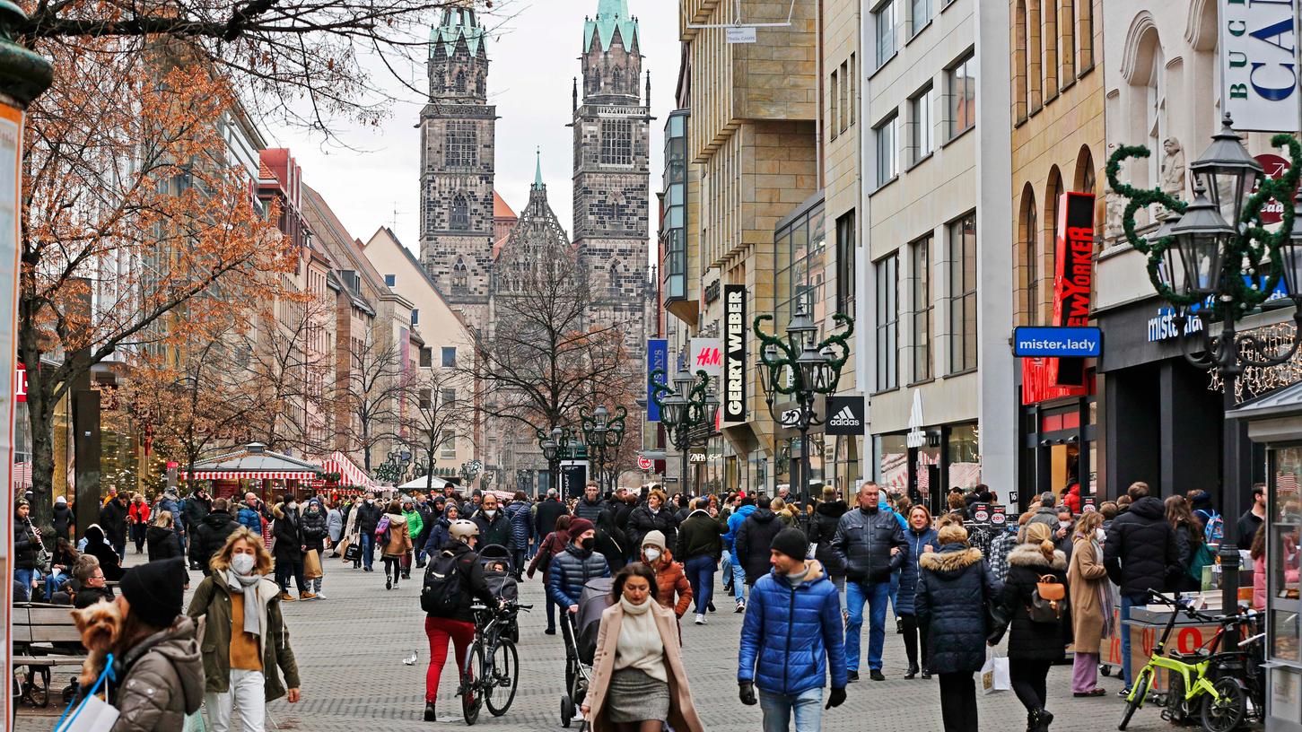 Einkaufen in der Karolinenstraße Nürnberg: Elektronische Zahlungsmittel legen weiter zu, kleinere Summen zahlen viele Menschen einer Studie zufolge aber weiterhin gern bar.

