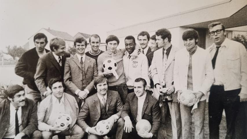 Spieler des 1. FC Herzogenaurach hatten am 26. September 1970 die Möglichkeit, ihr Idol im Garten der Villa des Puma-Chefs Armin Dassler zu treffen. Darunter die zwei Herzogenauracher Benno Schuster (links neben Pelé) und Günther Graf (unten rechts kniend mit Ball).