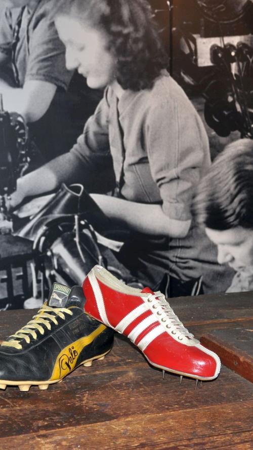 Original Schuhe von Fußballer Pelé der Marke Puma ausgestellt im Stadtmuseum  Herzogenaurach