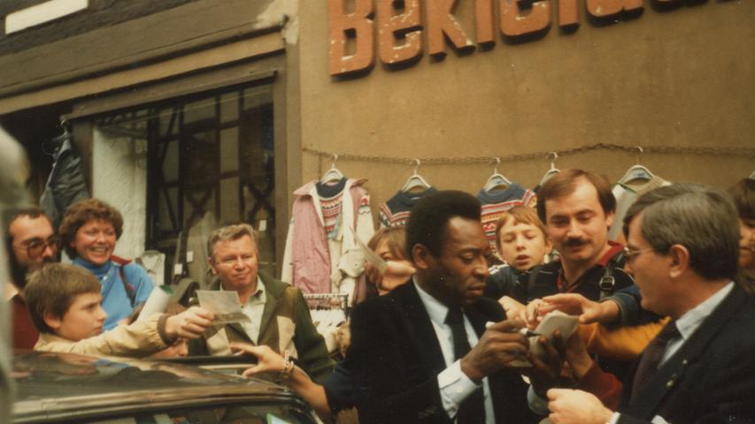 Pelé war immer wieder in Herzogenaurach zu Gast. Bei diesem Besuch im Jahr 1982 sorgte er im Zentrum von Herzogenaurach im damaligen Sportshop Linder bei einer Autogrammstunde für viel  Aufmerksamkeit. Es kamen so viele Leute, dass die Hauptstraße für gut zwei Stunden gesperrt werden musste.