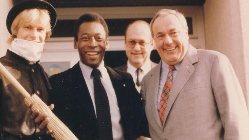Glückwünsche vom Schornsteinfeger: 1982 feierte Pelé seinen Geburtstag beim Sportartikelhersteller Puma in Herzogenaurach.