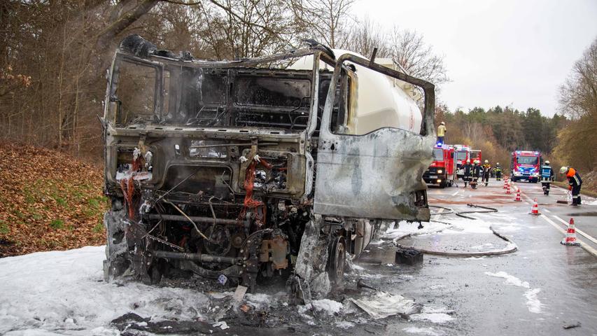 Der Lastwagen ist aus noch ungeklärter Ursache gegen 10.35 Uhr auf der Straatsstraße 2041 zwischen Kallmünz und der Autobahnauffahrt zur A3 etwa auf Höhe Ballackenried plötzlich in Flammen aufgegangen.