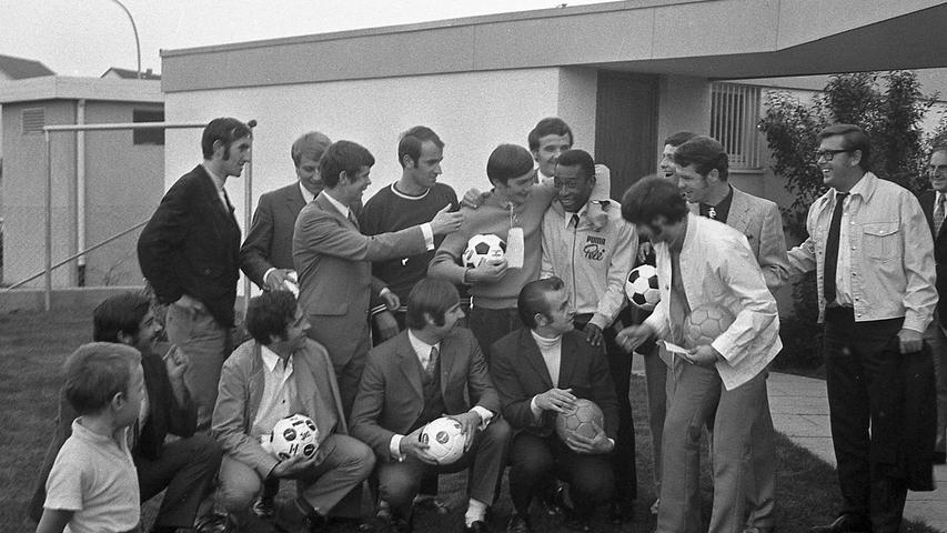 Pelé am 26. September 1970 mit den Spielern des 1. FC Herzogenaurach