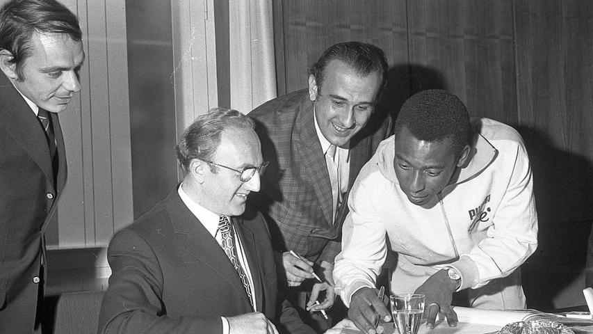 Pelé trägt sich am 26. September 1970 ins Goldene Buch der Stadt Herzogenaurach ein. Zweiter von links ist Bürgermeister Hans Ort.