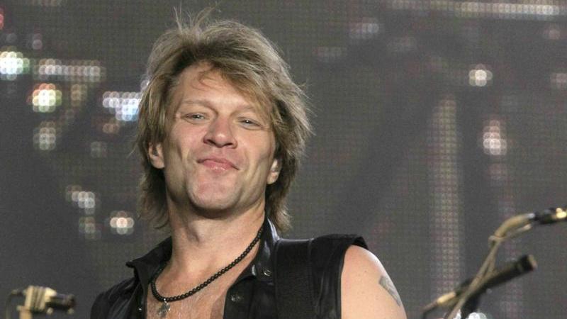 Bon Jovi hat schon einige Hits in die Charts gebracht - die Songs gehen bei jeder Party und garantieren rockig-gute Laune. Deswegen lässt sich "Livin' On A Prayer" wohl auch so gut im Auto singen.