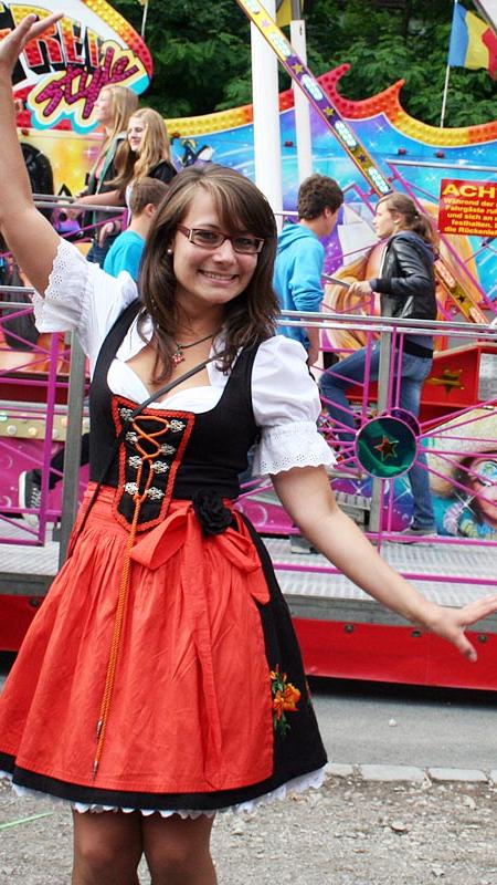 Kerstin (23) aus Erlangen sucht ihre Leute, ist aber trotzdem gut gelaunt.