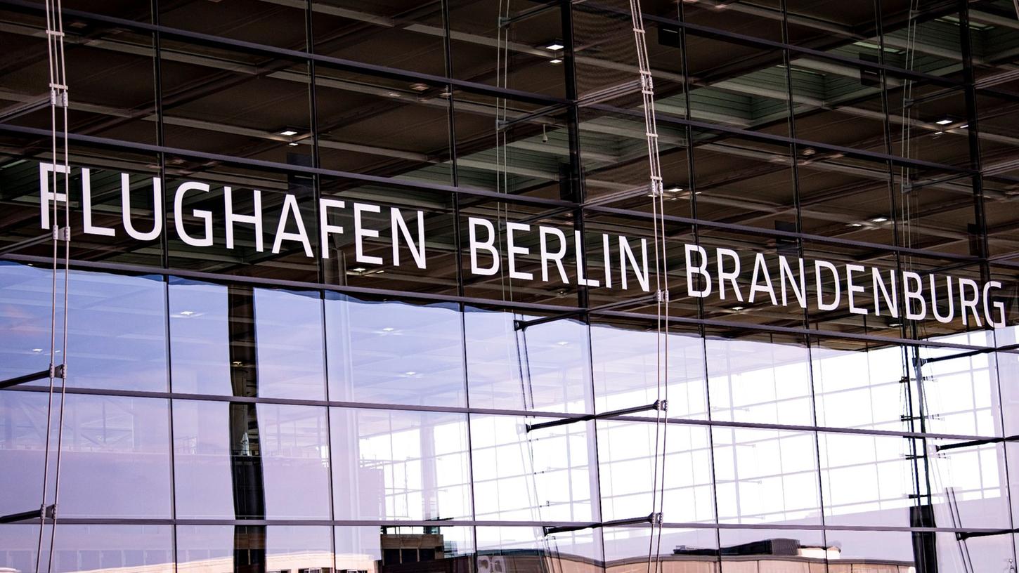 Der Schriftzug an der Haupthalle des Flughafens Berlin Brandenburg (BER). Dort bleibt es am Mittwoch ruhig: kein Flugverkehr wegen eines Warnstreiks.