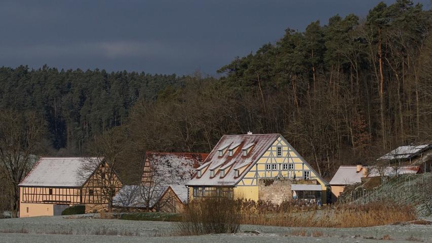 Ein "typisch fränkisches" Ensemble - und ein kleines Sonnenfenster im dunklen Winterwetter setzte Neumühle, ganz in der Nähe von Bruckberg, dazu leuchtend in Szene. Mehr Leserfotos und Leserbriefe finden Sie hier.