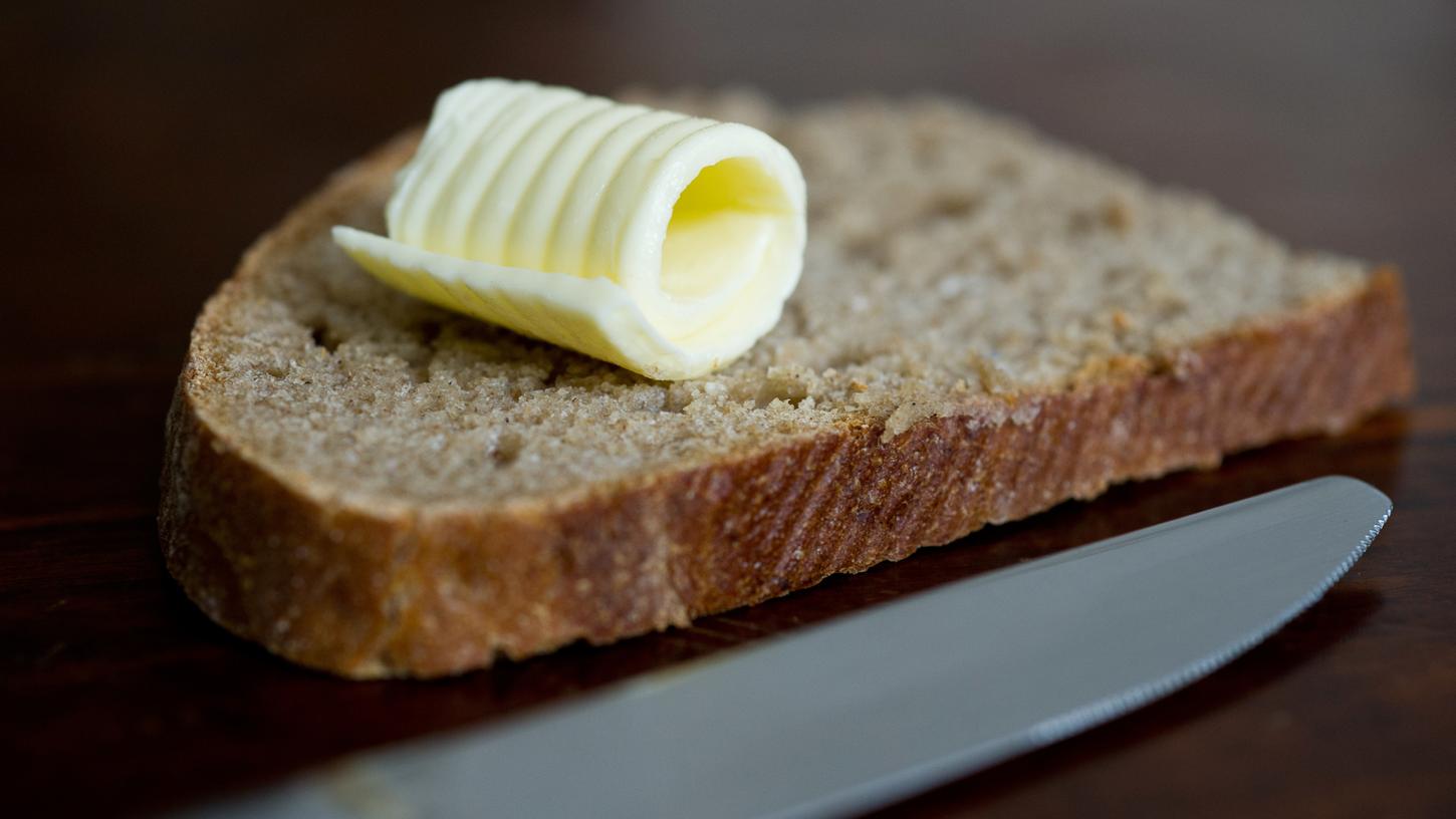 Wegen gestiegener Lebensmittelkosten sollen gesetzlich Versicherte in den Kliniken des Asklepios-Konzerns nur noch Margarine statt Butter erhalten. (Symbolbild)